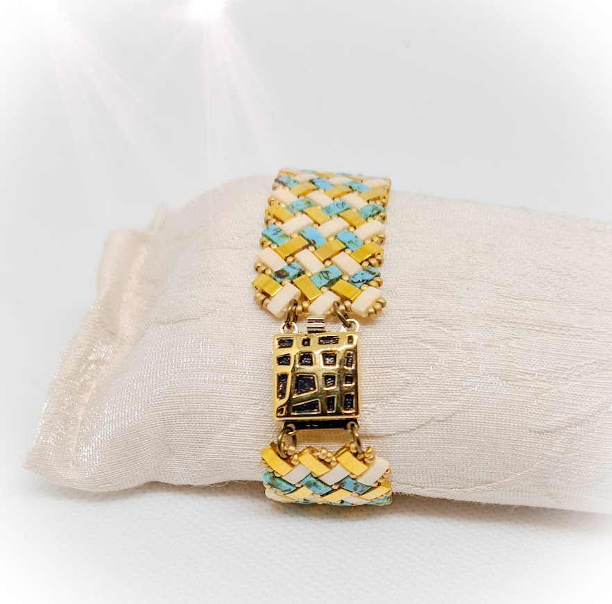Bracelet en Tila ocre, plaqué or et turquoise.  Fermoir plaqué or.  49€