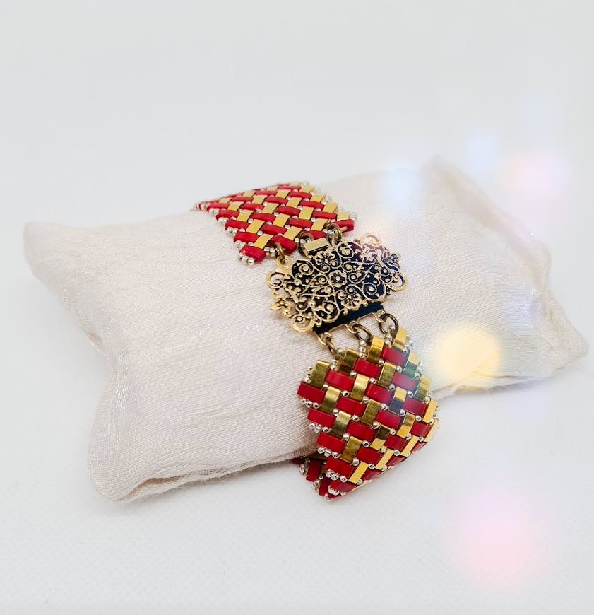 Bracelet en perle Tila rouge et plaqué or.  49€